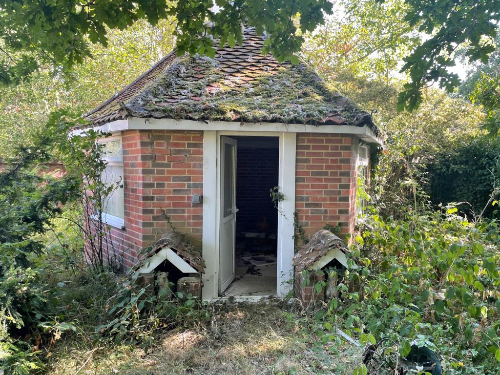 Lot: 132 - DETACHED FOUR-BEDROOM HOUSE FOR TOTAL REFURBISHMENT SET IN APPROXIMATELY 1.3 ACRES -